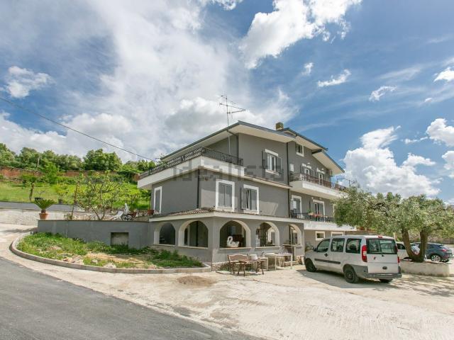 Case e ville in vendita di 400 m² in Via Formello