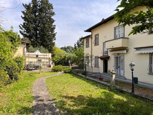 Case e ville in vendita di 400 m² in Via Iacopone da Todi