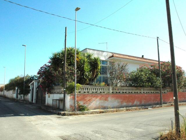 Case e ville in vendita di 400 m² in Via Lago Maggiore, 11