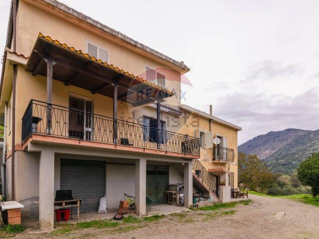 Case e ville in vendita di 400 m² in Via Lembasi