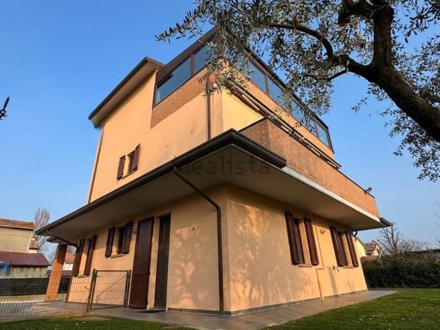 Case e ville in vendita di 400 m² in Via Lughese