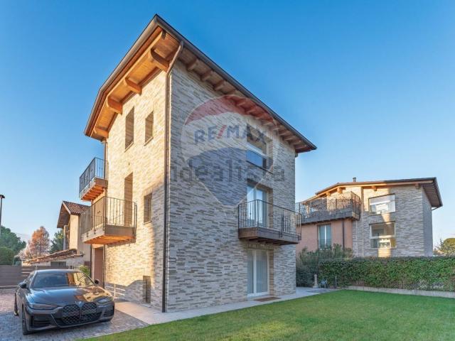 Case e ville in vendita di 400 m² in Via Luigi Calvetti, 11