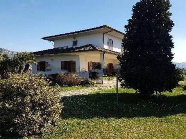 Case e ville in vendita di 400 m² in Via Lunetto