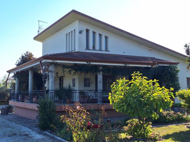 Case e ville in vendita di 400 m² in Via Maniago, 9