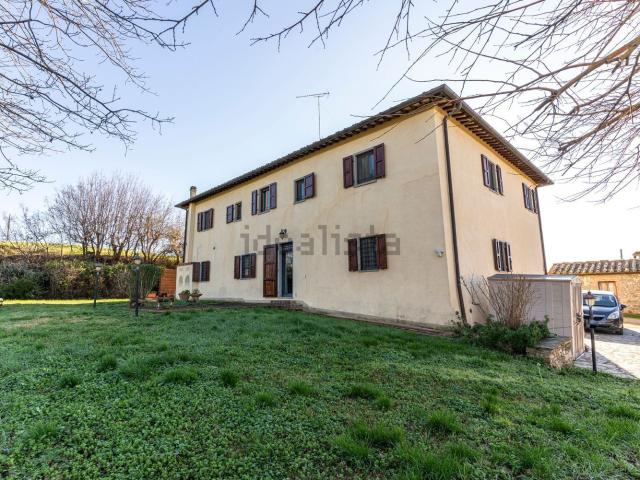Case e ville in vendita di 400 m² in Via MARTIRI DI PRATALE