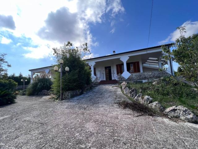 Case e ville in vendita di 400 m² in Via Massafra