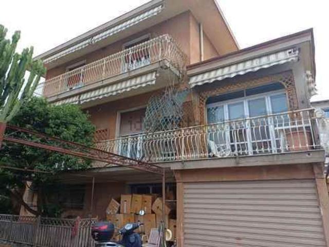 Case e ville in vendita di 400 m² in Via Nervia