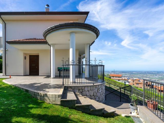 Case e ville in vendita di 400 m² in Via Villa Petrara