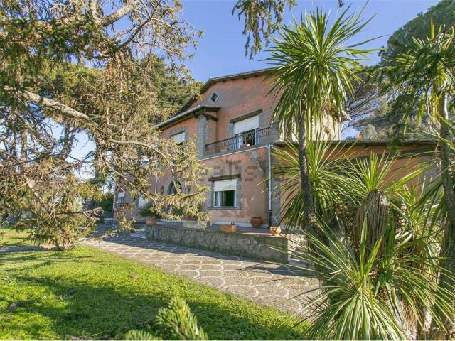Case e ville in vendita di 400 m² in Via Spinabella, 21