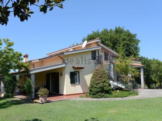 Case e ville in vendita di 400 m² in Via Poggio delle Ginestre
