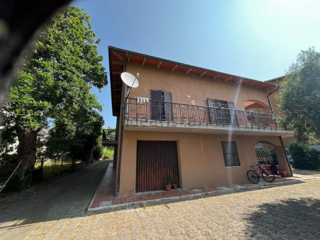 Case e ville in vendita di 400 m² in Via Paride Pascucci