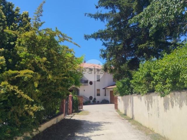 Case e ville in vendita di 400 m² in Via Pellicciotti Tito, 15