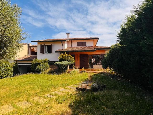 Case e ville in vendita di 400 m² in Via Pierdomenico Frattini, 82