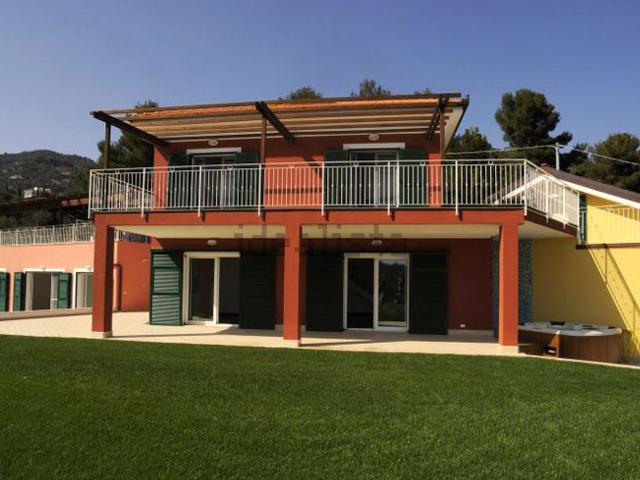 Case e ville in vendita di 400 m² in Via Privata Cazulini