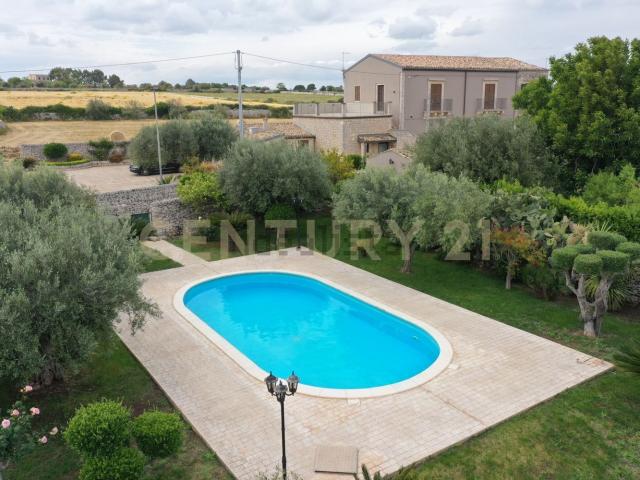 Case e ville in vendita di 400 m² in Via Rocciola Scrofani, 185