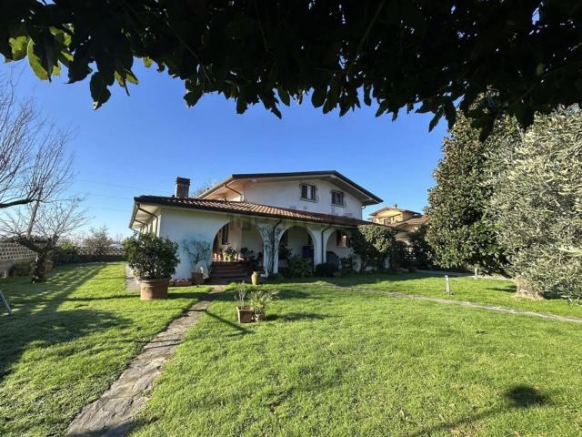 Case e ville in vendita di 400 m² in Via Romana