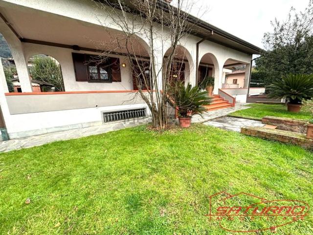 Case e ville in vendita di 400 m² in Via Romboni
