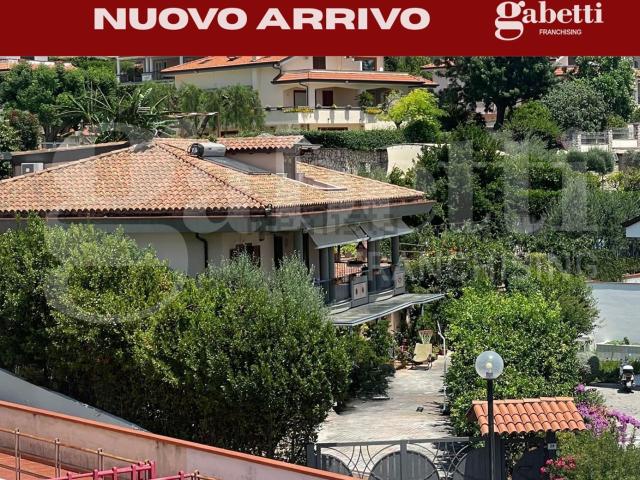 Case e ville in vendita di 400 m² in Via Remigio Paone, 10