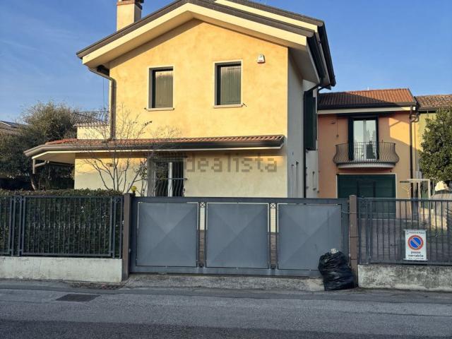 Case e ville in vendita di 400 m² in Via Tiziano Aspetti