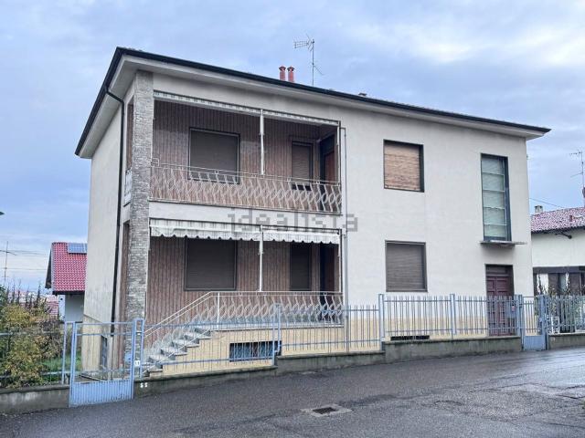 Case e ville in vendita di 400 m² in Via Ugo Foscolo, 11