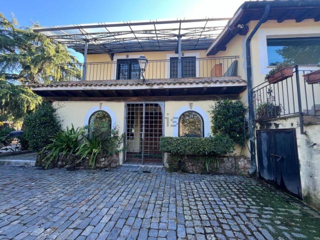 Case e ville in vendita di 400 m² in Via valle della bianchella