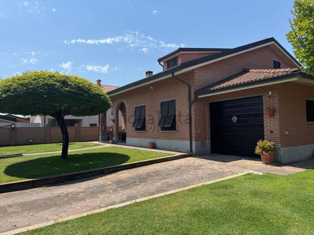 Case e ville in vendita di 400 m² in Via Vecchia di Pozzolo