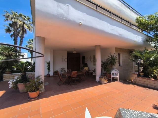 Case e ville in vendita di 400 m² in Via Vito Siciliani, 38