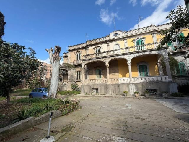 Case e ville in vendita di 400 m² in Viale Giostra, 16