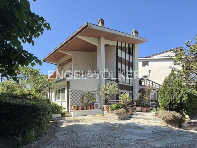 Case e ville in vendita di 400 m² in Viale Gorgia di Leontini