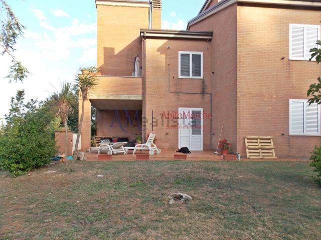 Case e ville in vendita di 400 m² in Contrada Campiglione, 44