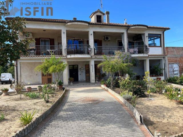 Case e ville in vendita di 400 m² in Contrada Campovile, 108
