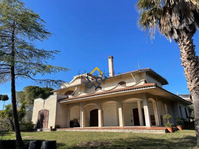 Case e ville in vendita di 400 m² in Contrada San Donato, 2