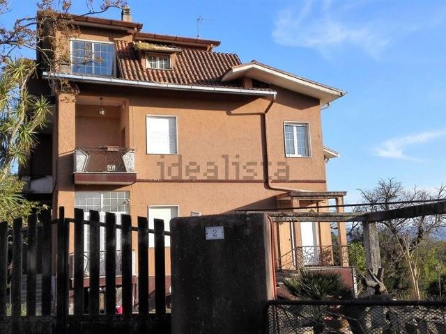 Case e ville in vendita di 400 m² in Largo Ugo Foscolo