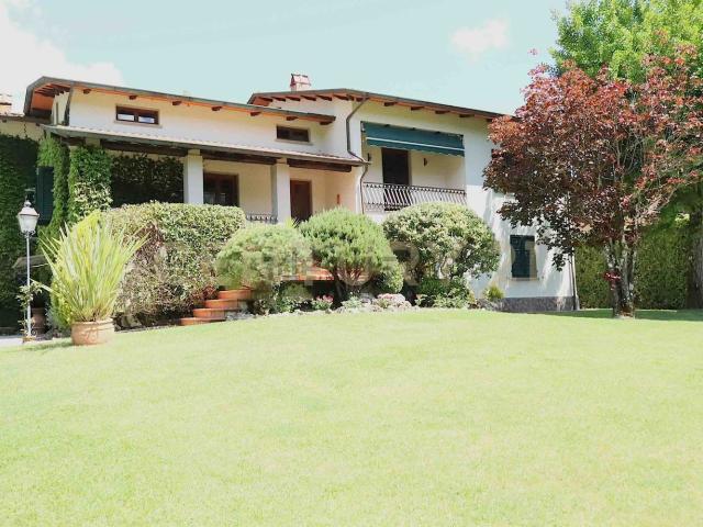 Case e ville in vendita di 400 m² in Località Dinucci, 35