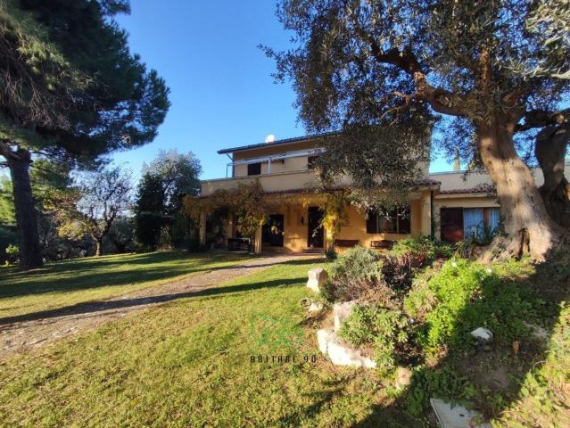Case e ville in vendita di 400 m² in Località Roncosambaccio, 142