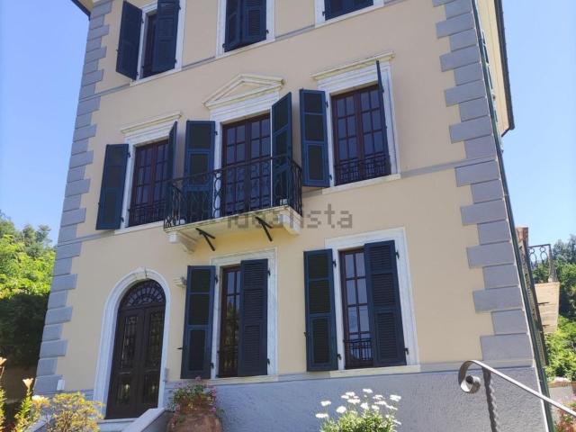 Case e ville in vendita di 400 m² in Piazza San Ceccardo