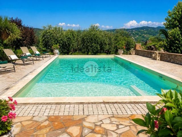 Case e ville in vendita di 400 m² in Strada Fontana della Mandorla, 1