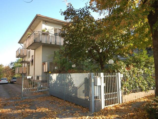 Case e ville in vendita di 400 m² in Strada Montanara