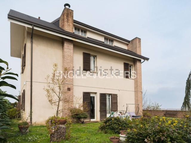 Case e ville in vendita di 400 m² in Strada Privata 2, 6
