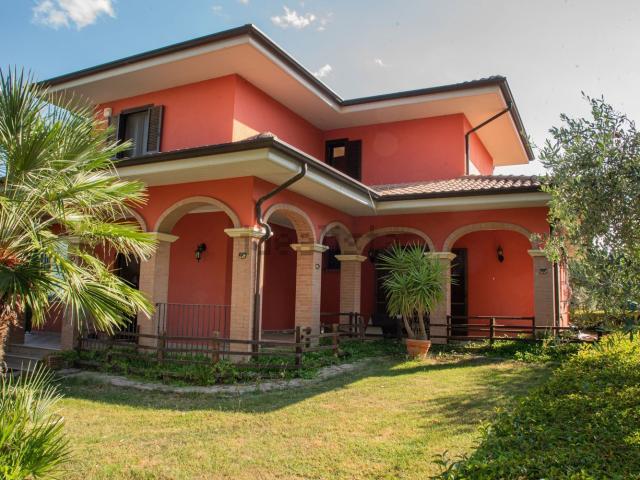 Case e ville in vendita di 400 m² in Strada Villaggio del Fanciullo, 16