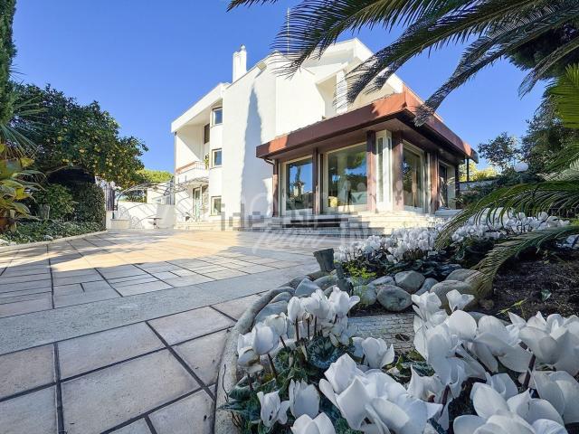 Case e ville in vendita di 401 m² in Via Aristofane, 98