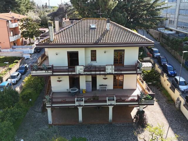 Case e ville in vendita di 405 m² in Strada Colle Marino, 55