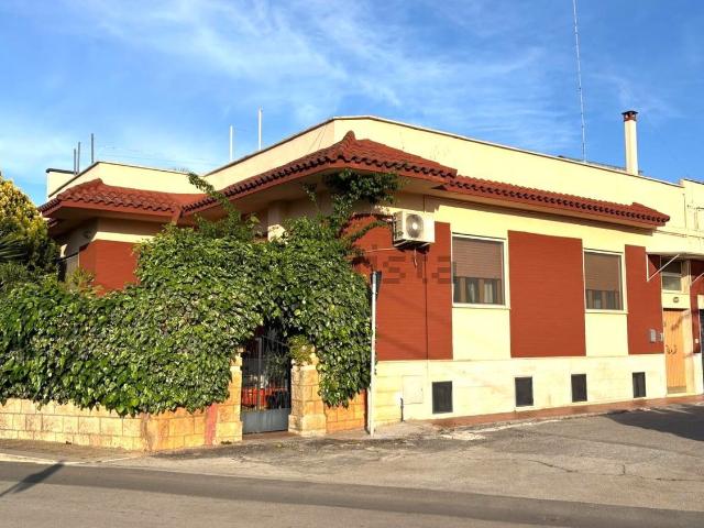 Case e ville in vendita di 405 m² in Strada Sammichele, 31