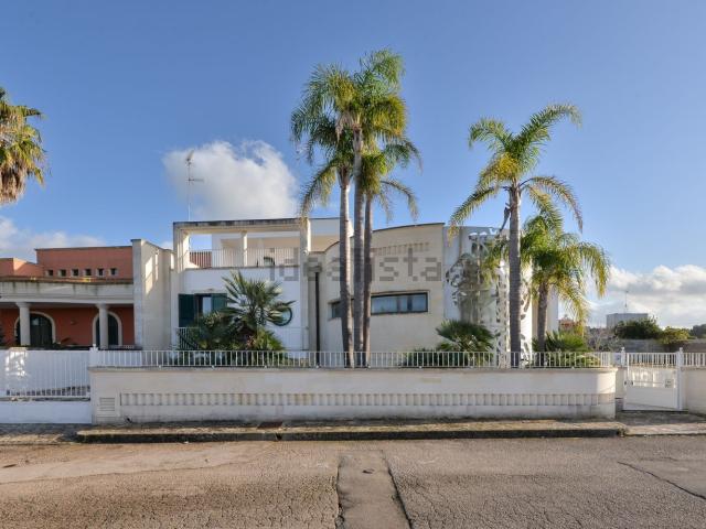 Case e ville in vendita di 407 m² in Via Francesco Petrarca, 26