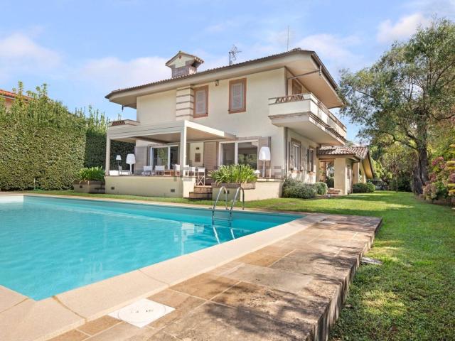 Case e ville in vendita di 408 m² in Via Lorenzo Giglioli, 40