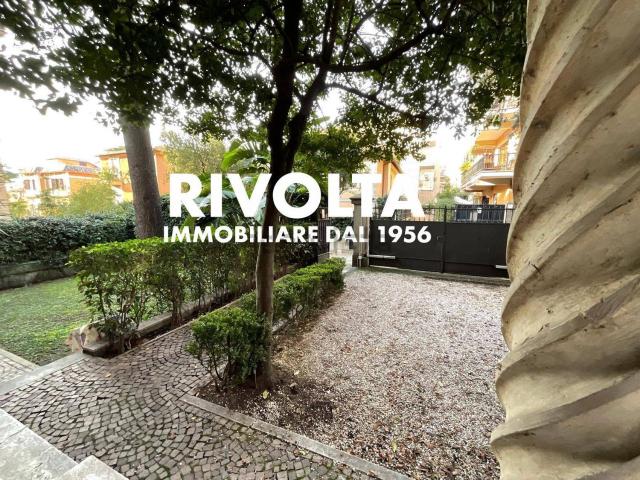 Case e ville in vendita di 408 m² in Via Sutri
