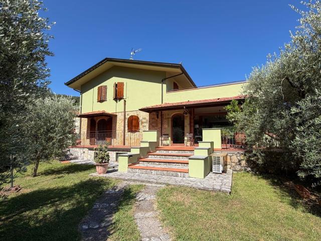 Case e ville in vendita di 409 m² in Via del Palazzo, 341