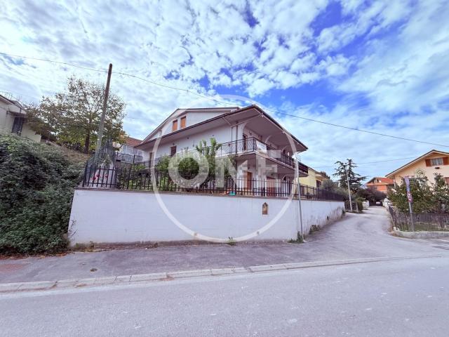 Case e ville in vendita di 409 m² in Via Vezzola, 1
