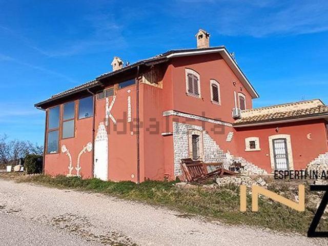 Case e ville in vendita di 409 m² in Contrada Collepietro