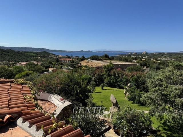 Case e ville in vendita di 410 m² in Via Cala Bitta